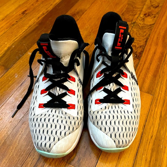 Nike Basketball Shoes - 7Y - Picture 3 of 6